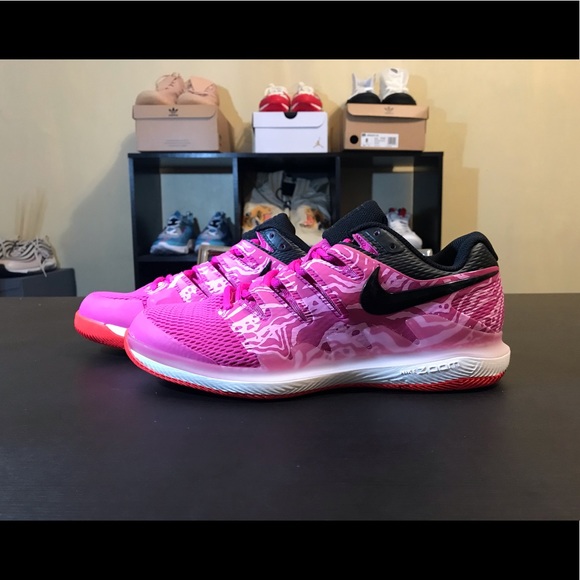 fuchsia sneakers nike